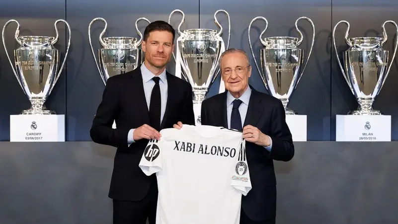 ألونسو خلال تقديمه مدرباً لريال مدريد وبجانبه بيريز