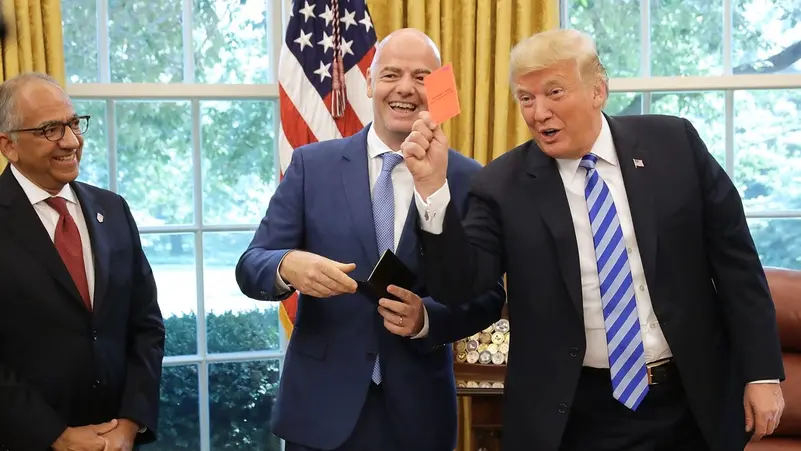 الرئيس الأميركي إلى جانب جياني إنفانتينو رئيس الاتحاد الدولي لكرة القدم فيفا