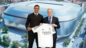 بيريز خلال تقديم أرنولد لاعباً جديداً في صفوف ريال مدريد