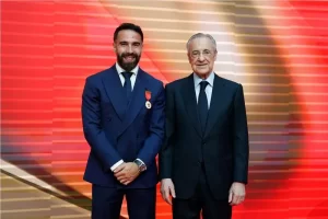 بيريز مع كارفخال خلال الحفل