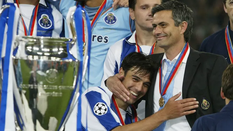 جوزيه مورينيو يحتضن ماريو سيلفا عقب الفوز بدوري أبطال أوروبا 2003-2004
