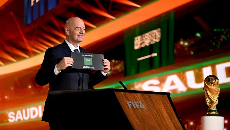 جياني إنفانتينو رئيس فيفا لحظة إعلان استضافة السعودية كأس العالم 2034 في ديسمبر الماضي