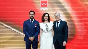 رئيسة مجتمع مدريد تتوسط بيريز وكارفخال