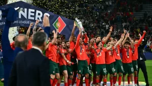 رونالدو رافعا كأس البطولة