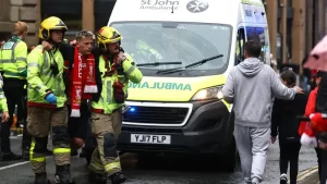 فرق الطوارئ في مكان حادث صدم سيارة لعدد من مشجعي ليفربول اليوم