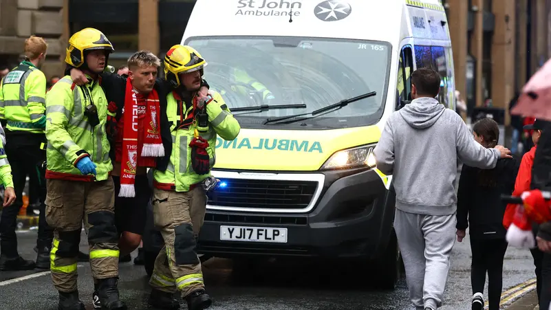 فرق الطوارئ في مكان حادث صدم سيارة لعدد من مشجعي ليفربول اليوم