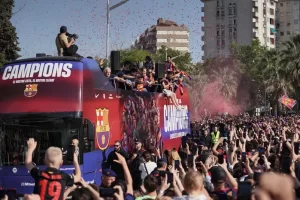 فينيسيوس جونيور وفي الجهة الاخرى نجوم برشلونة خلال الاحتفالات
