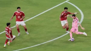 ليونيل ميسي لاعب إنتر ميامي أمام لاعبي الأهلي في افتتاح كأس العالم للأندية